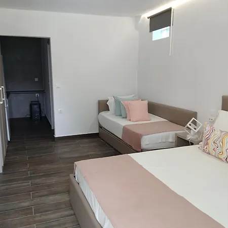 By The Sea Apartments-studios Apartmán *