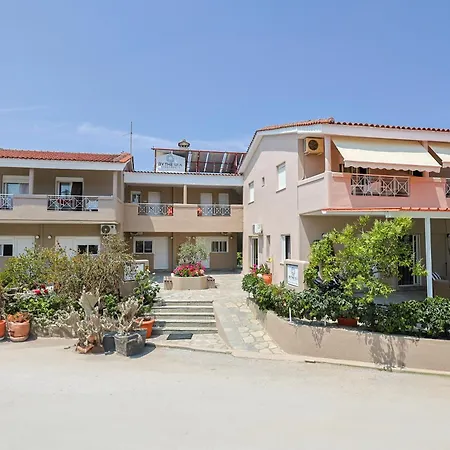 By The Sea Apartments-studios Apartmán