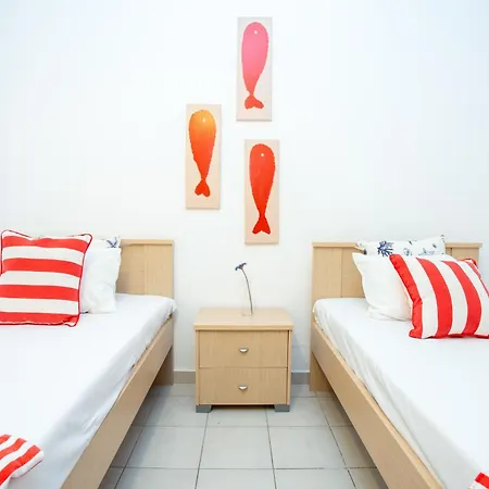 By The Sea Apartments-studios شقة