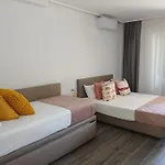 By The Sea Apartments-studios * 希维利