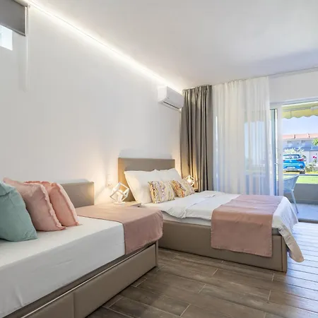 شقة By The Sea Apartments-studios سيفيري