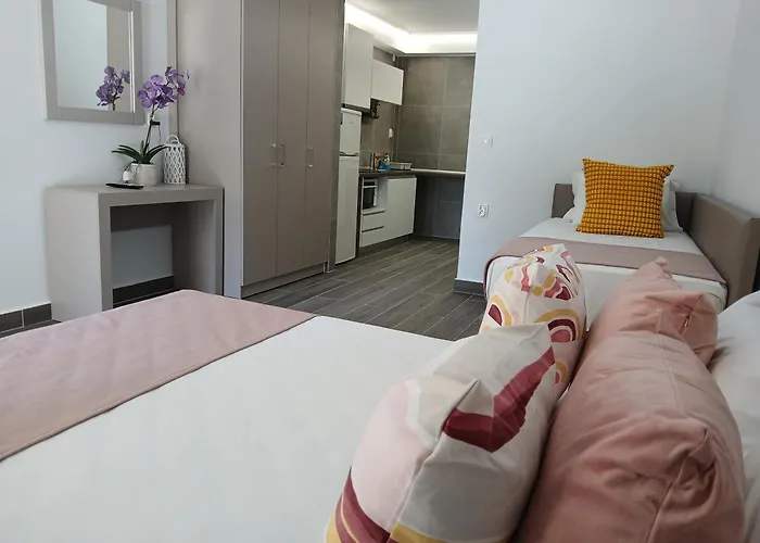 By The Sea Apartments-studios Apartament