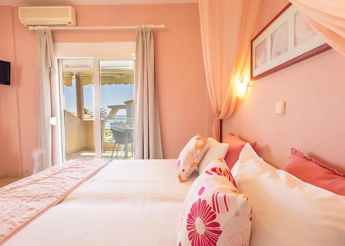 By The Sea Apartments-studios Apartament